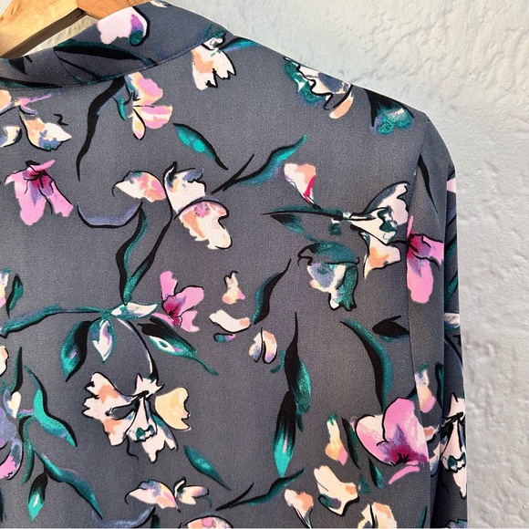 V-neck Top In Grey G Floral Stroll - Picture 9 of 10